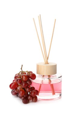 Beyaz arka planda üzümlü Reed dağıtıcı