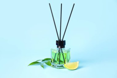 Renk arkaplanında kireç olan Reed dağıtıcı