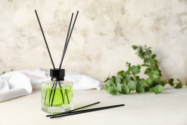 Işık arkaplanındaki Reed dağıtıcı