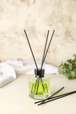 Işık arkaplanındaki Reed dağıtıcı