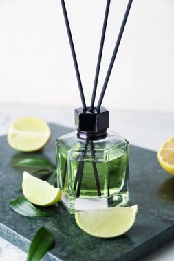 Açık arkaplanda limon ve limon difüzörü