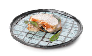 Beyaz arka planda lezzetli kızarmış tavuk filetosu tabağı.