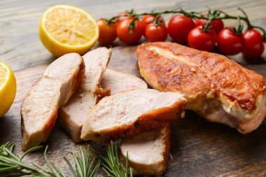 Lezzetli tavuk filetosu masada, yakın plan.