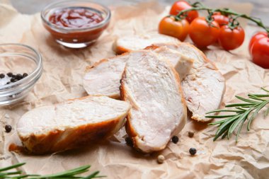 Masada lezzetli tavuk filetosu olan parşömen fırını, yakın plan.