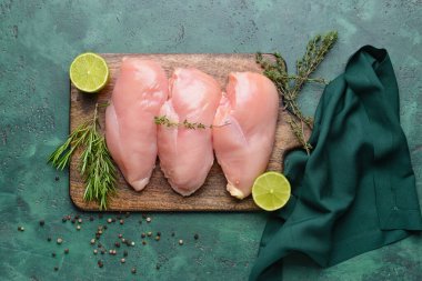 Arkaplanda çiğ tavuk filetosu olan tahta