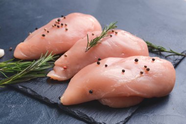 Saf tavuk filetosu, biberiye ve biberiyeli mısır, yakın plan.