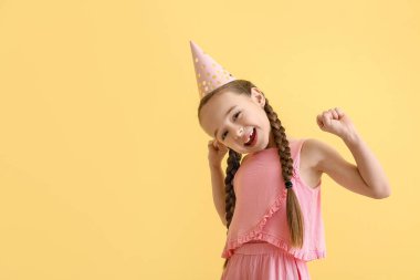 Parti şapkalı şirin bir kız.