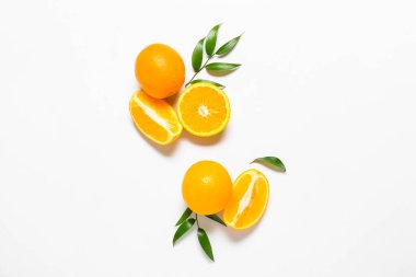 Beyaz arkaplanda taze portakallar