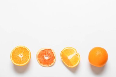 Beyaz arka planda lezzetli portakallar