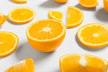 Beyaz arka planda lezzetli portakal dilimleri, yakın plan.