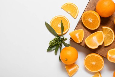 Beyaz arkaplanda lezzetli turuncu parçalar olan tahta