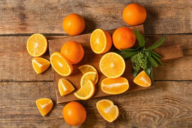 Ahşap zemin üzerinde taze portakallar kesilmiş tahta.