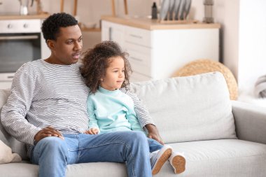 Mutlu Afro-Amerikan baba ve küçük kızının portresi.