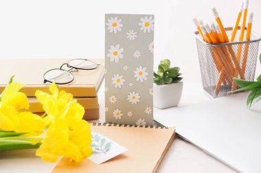 Ofisteki masada kırtasiye ve çiçekler