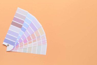 Turuncu arkaplandaki renk örneklerini boya