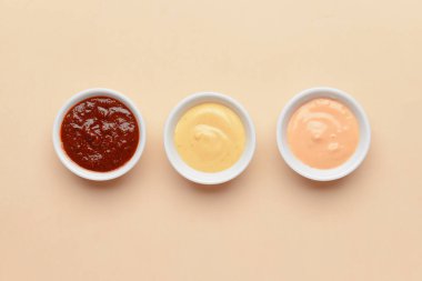 Renk arkaplanındaki farklı soslar