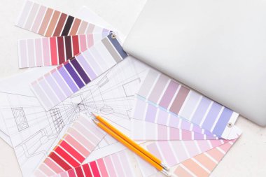 Ev planı, dizüstü bilgisayar, renk örnekleri ve hafif arkaplanda kalemler