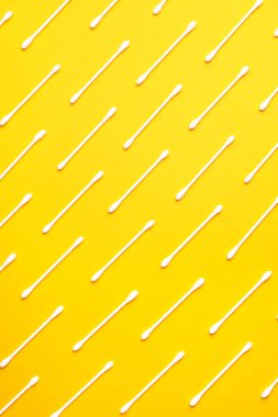 Renkli arkaplanda pamuk çubukları