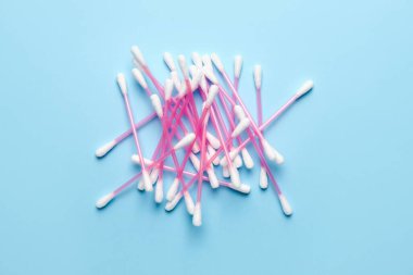 Renkli arkaplanda pamuk çubukları