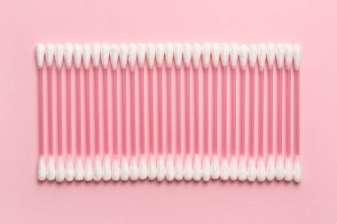 Renkli arkaplanda pamuk çubukları