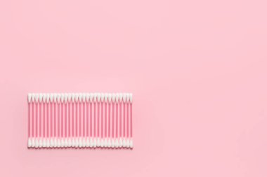 Renkli arkaplanda pamuk çubukları