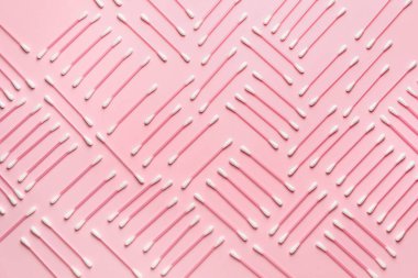 Renkli arkaplanda pamuk çubukları