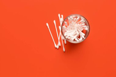 Renkli arkaplanda pamuklu çubuklar olan cam.