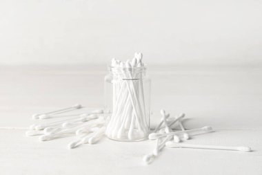 Hafif arkaplanlı pamuklu kavanoz.