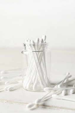 Hafif arkaplanlı pamuklu kavanoz.