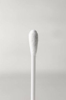 Hafif arkaplanda pamuk çubuğu, yakın plan