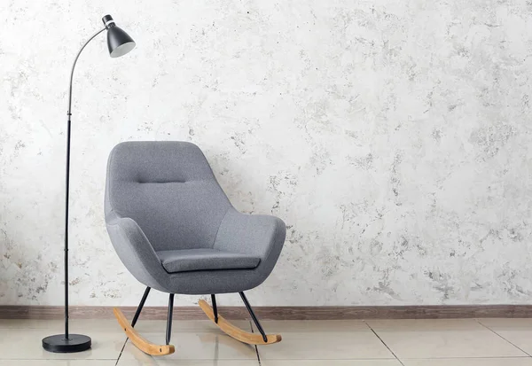 Gezellige Fauteuil Met Lamp Buurt Van Lichtmuur Kamer — Stockfoto