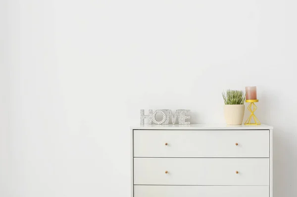 Commode Moderne Près Mur Lumière Dans Chambre — Photo