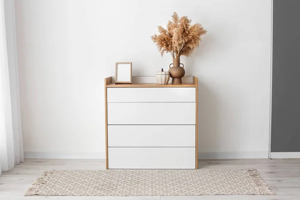 Modern Chest Drawers Light Wall Room — Stock Photo, Image