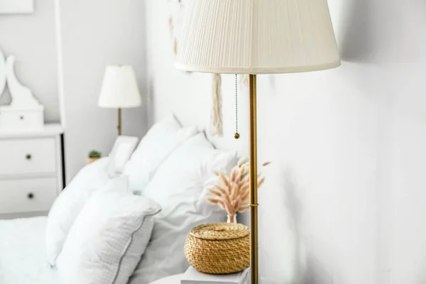 Interieur Van Lichte Moderne Slaapkamer Met Lampen — Stockfoto