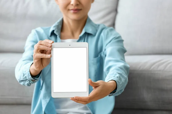 Woman Tablet Computer Room Closeup — Stock Photo, Image