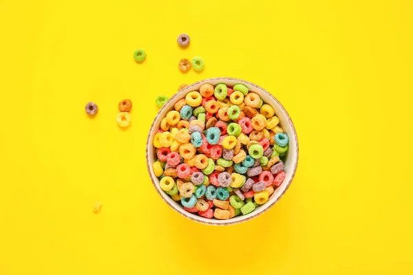 Cuenco Con Anillos Cereales Sobre Fondo Color — Foto de Stock