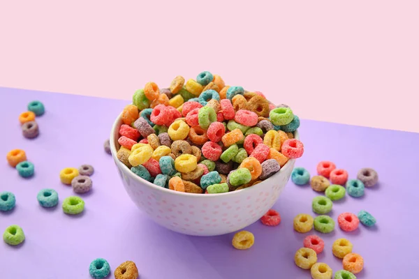 Cuenco Con Sabrosos Anillos Cereales Sobre Fondo Color — Foto de Stock