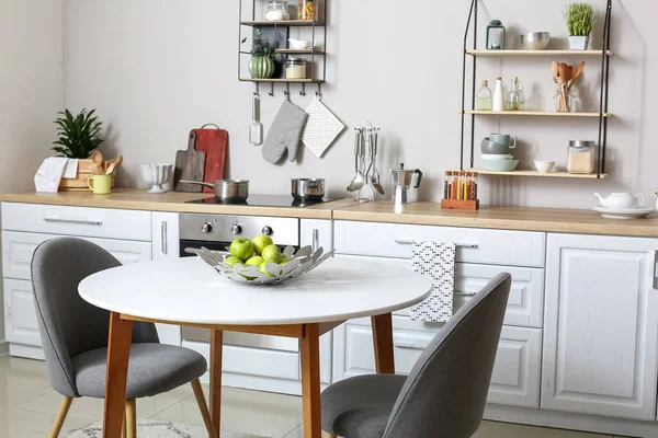 Tavolo Pranzo Con Mele All Interno Della Cucina Moderna — Foto Stock