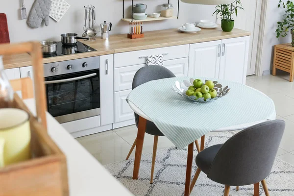 Modern Mutfağın Içinde Elmalı Yemek Masası — Stok fotoğraf