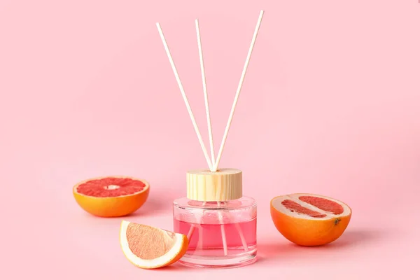 Schilfdiffusor Mit Grapefruits Auf Farbigem Hintergrund — Stockfoto