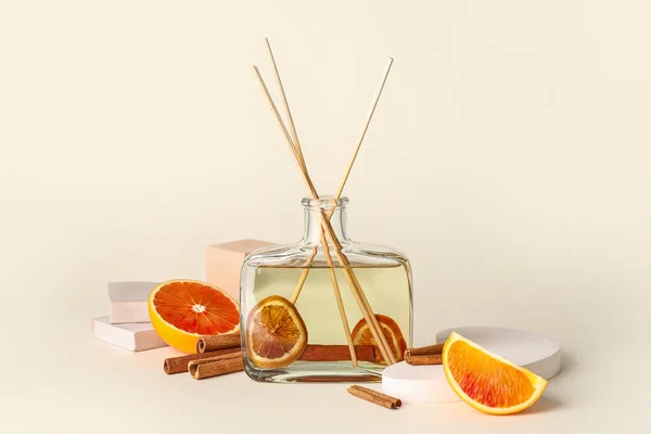 Reed Diffuser Cinnamon Grapefruits Light Background — Stock Photo, Image