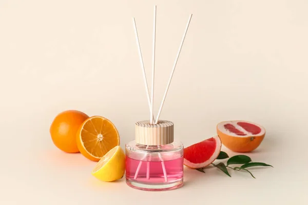 Citrus Reed Diffuser Light Background — Stock Photo, Image
