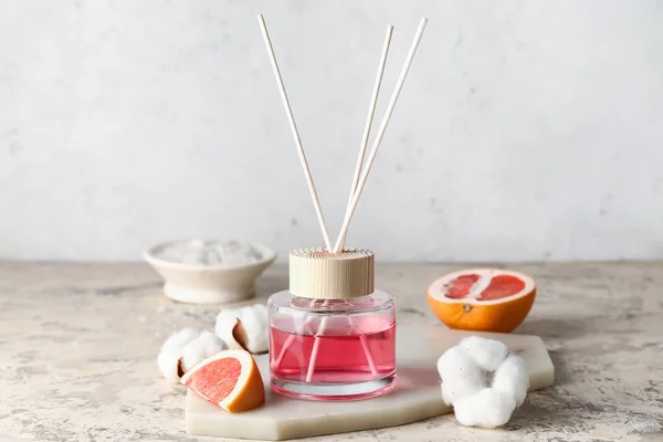 Reed Diffuser Grapefruit Cotton Flowers Table — Stock Photo, Image