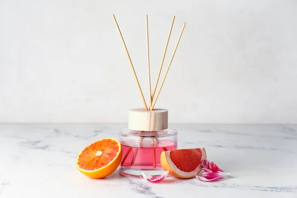 Reed Diffúzor Citrus Virágszirmok Könnyű Háttér — Stock Fotó