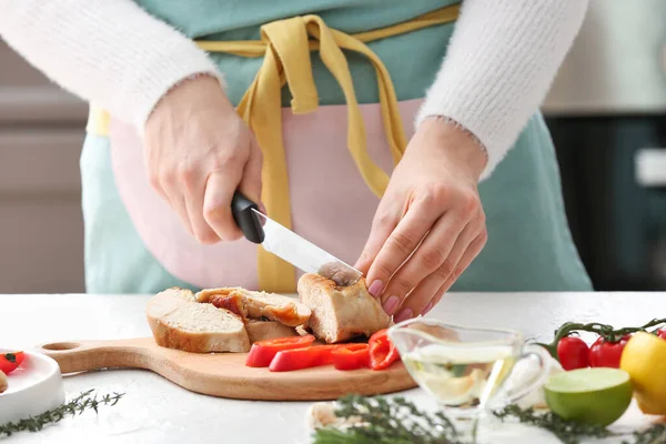 Vrouw Snijden Geroosterde Kip Filet Tafel Close — Stockfoto