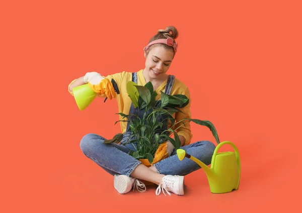 Joven Jardinero Femenino Sobre Fondo Color — Foto de Stock