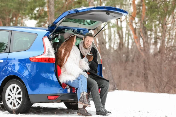 冬の日に車の近くの幸せな若いカップル — ストック写真