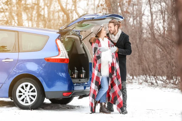 冬の日に車の近くの幸せな若いカップル — ストック写真
