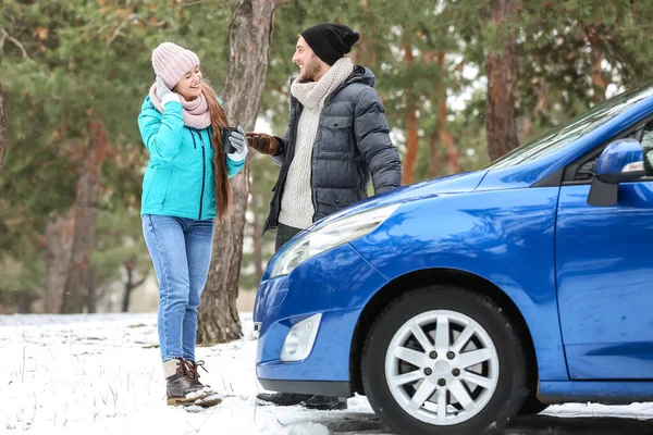 Happy Young Couple Car Winter Day — Stock Photo, Image