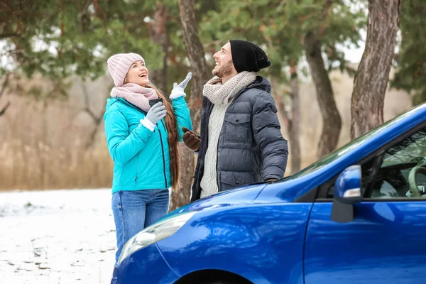 Happy Young Couple Car Winter Day — Stock Photo, Image
